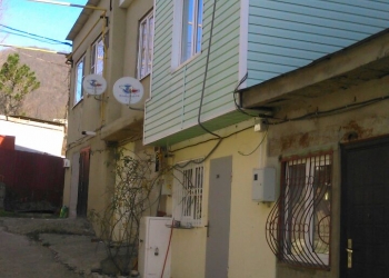 Продам 3-х этажный жилой гараж в пос. Лазаревское ул. Изумрудная.