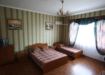 Дом и гостиница, площадь 750 м2 в центре Анапы, на участке 7.2 сотки