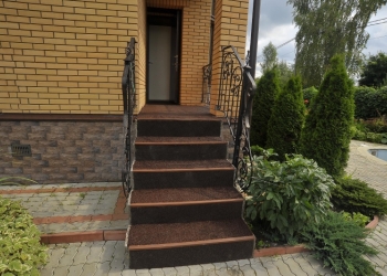 Резиновое покрытие из резиновой крошки для дорожек в саду на даче