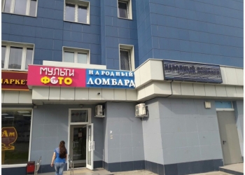 Площадь у входа в метро.