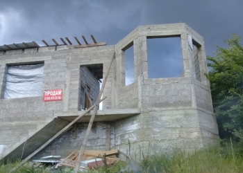 продам земельный участок с недостроем