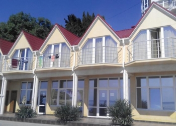 Номера на берегу моря Алушта
