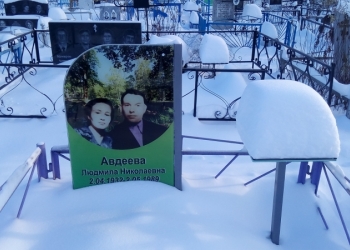 Памятник из стекла