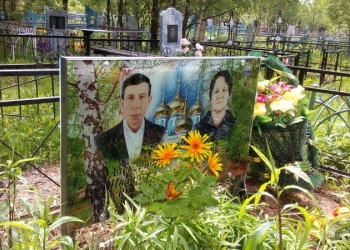 Памятник из стекла