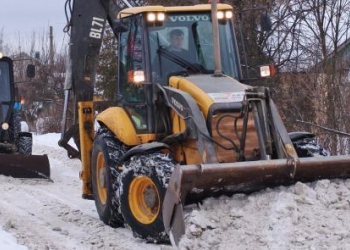 Уборка снега трактором в Москве, очистка улиц и парковок от снега