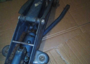 Домкрат подкатной