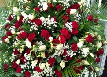 Корзины и венки из живых цветов