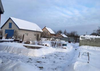 продаю жилой двухэтажный дом в городе . благоустроенный .