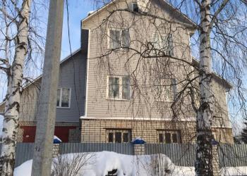 продаю жилой двухэтажный дом в городе . благоустроенный .
