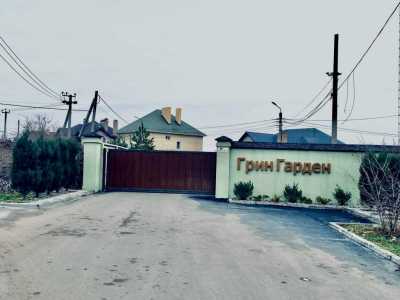  Расположен в Дзержинском районе, в коттеджном поселке «Грин