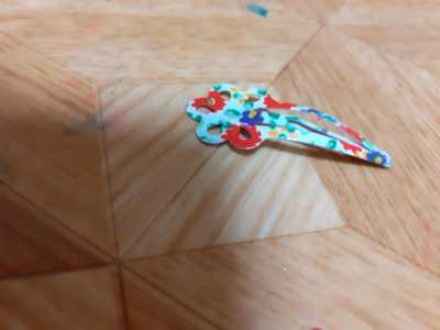 Заколками и цветочка на карту не принимаю