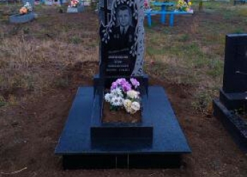 Уход за могилами,Памятники