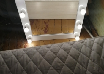 Гримёрное зеркало с лампами.