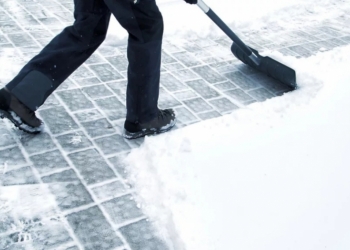 Уборка снега наледи с территорий и крыш