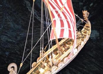 Продам модель корабля викингов из дерева