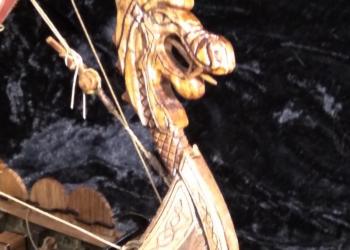 Продам модель корабля викингов из дерева