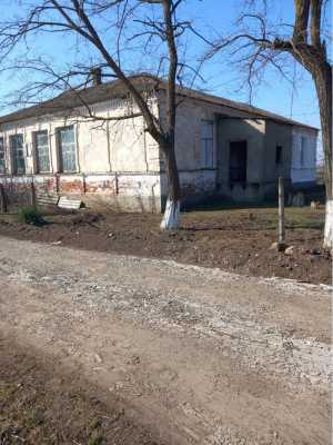 Продается блок (четверть дома ) 84 м кв , на участке 6 соток. Кирпич. Торг.