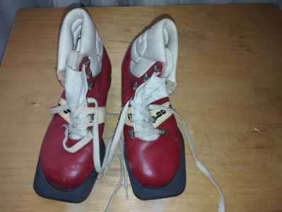 отдам даром детские лыжные ботинки