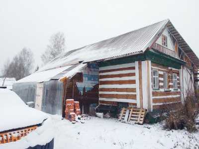 Просторный дом с прудиком и оранжереей