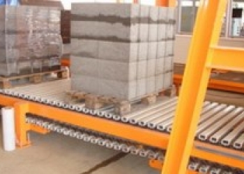 Автоматическая линия для производства тротуарной плитки и бордюров. Полистиролбетон блок упаковка. Фото требуется укладчик плитки мультяшный. Работа на производстве блоков. Автоматическая линия для производства блоков из пескобетона.