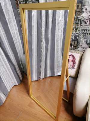 Зеркало золотое в деревянной раме
