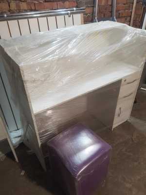 Стойка рецепшн администратора белая