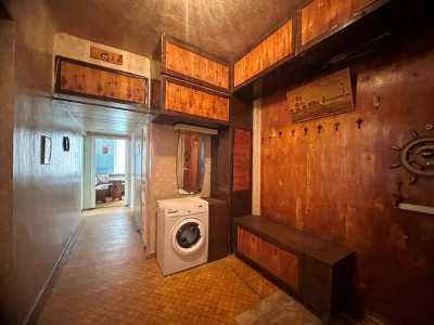 Продам Центр Бердянск 3-к квартира, 60 м2, 2/2 эт.