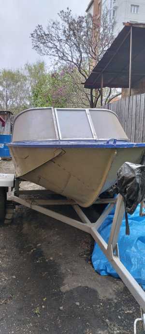 Продаётся лодка с мотором.