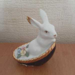 Кролик фарфоровый в корзине с цветами