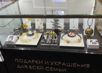 Отдам витрины под бижутерию