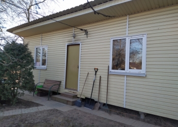 Деревенский дом с участком и фундаментальными строениями.