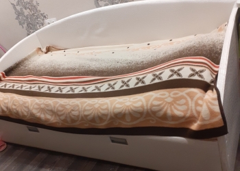 Кровати хорошии Сделаны из кожи! Длинна: 2100мм-210см , ширина 1000мм-100см