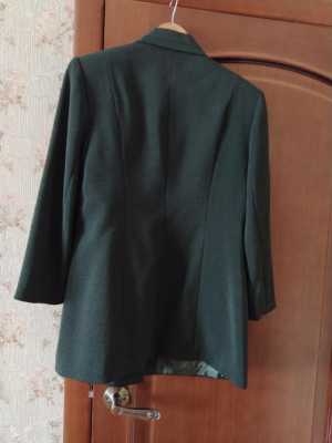 Пиджак темно- зелёного цвета