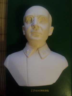 Бюст Л.П. Берия. Гипс с лаковым покрытием.