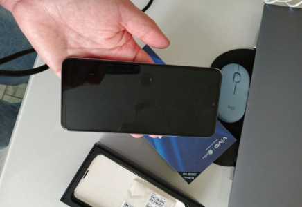 VIVO V21