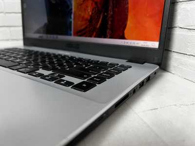 Современный ноутбук Asus с ярким экраном