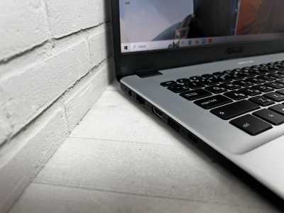 Современный ноутбук Asus с ярким экраном