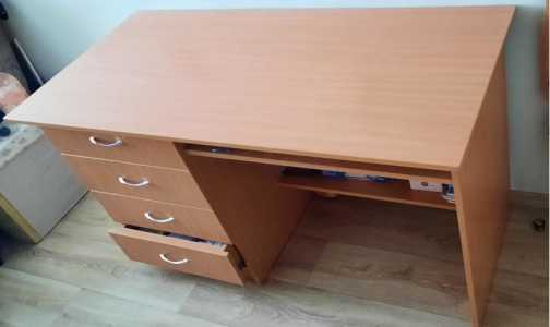 Стол офисный новый 130x60x75см, 4 выдвижных ящика 60x50см.