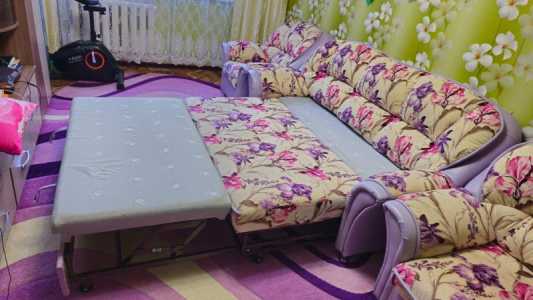 Продаётся мягкая мебель: диван раскладной и два кресла.