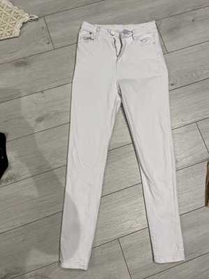 Джинсы женские