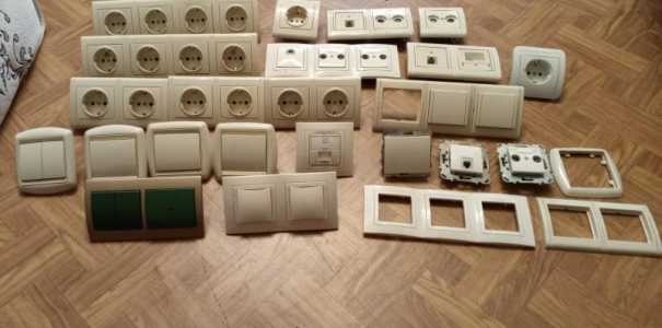 Демонтированные розетки и выключатели