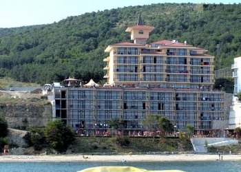 Апартаменты с песчаным пляжем на берегу Черного моря.