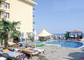 Апартаменты с песчаным пляжем на берегу Черного моря.