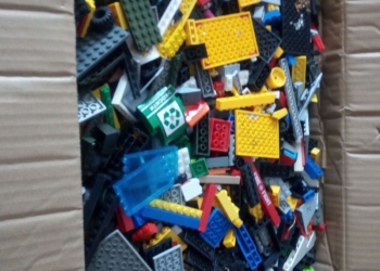 Продам коробку Лего