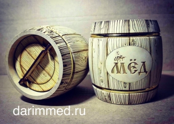 Деревянные бочонки с мёдом