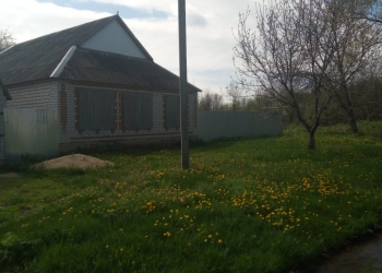 Три участка, жилой дом, коробка дома, земля.