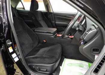 TOYOTA CROWN HYBRID ROYAL SALOON G 4 WD