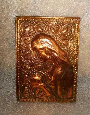 Чеканка: Девушка с гранатом.