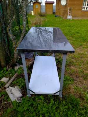 Металлический стол с полкой