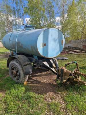 Ёмкость под воду на шасси с помпой